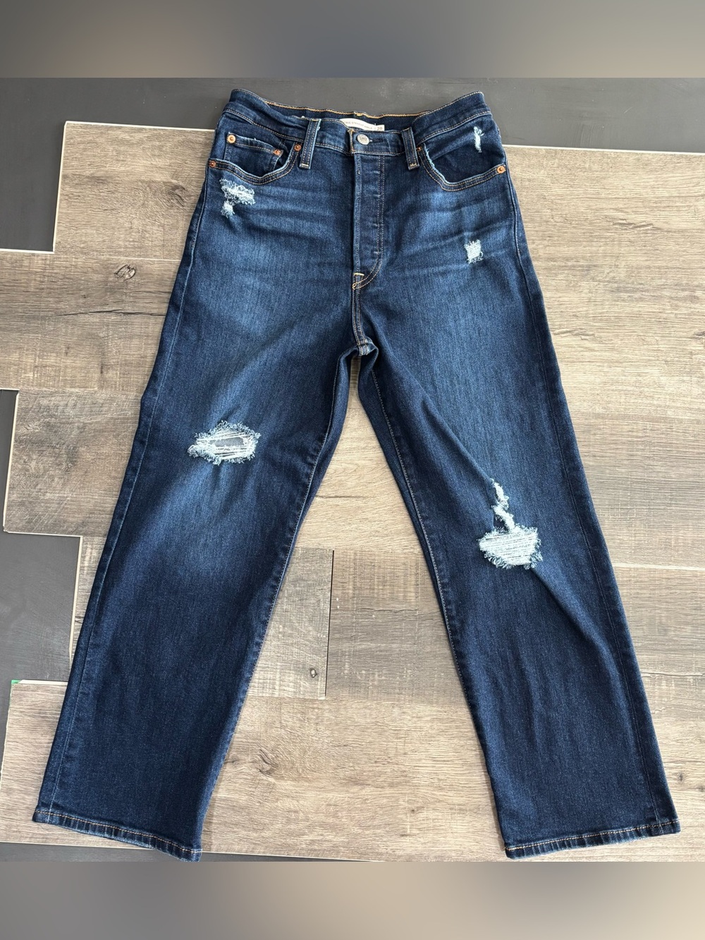 Levi's Ribcage Straight Ankle Jeans
Distressed Dark Wash W28 L27
Measures 26"